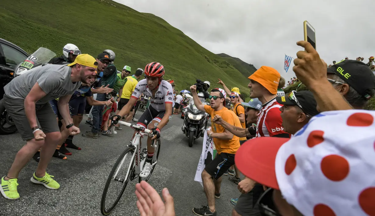 Puluhan suporter menyambut pebalap Spanyol, Alberto Contador pada etape ke-12 Tour de France dengan jarak 214,5 km antara Pau and Peyragudes, (13/7/2017). (AFP/Jeff Pachoud)