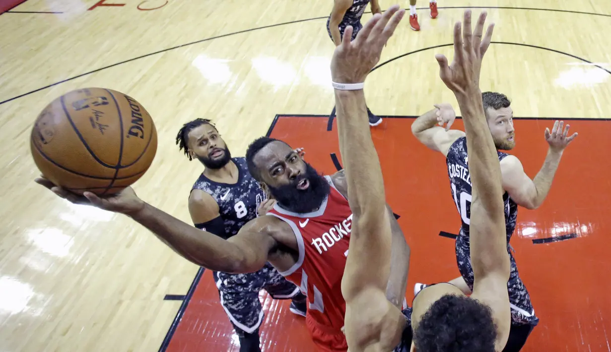 Pebasket Houston Rockets, James Harden, berusaha memasukan bola saat pertandingan melawan San Antonio Spurs pada laga NBA di Toyota Center Selasa (13/2/2018). Houston Rockets menang 109-93 atas San Antonio Spurs. (AP/David J. Phillip)
