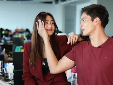 Keakraban artis Nafa Urbach bersama Kevin Kambey saat bertandang ke Liputan 6 di SCTV Tower, Jakarta, Selasa (10/4). Nafa dan Kevin mempromosikan film terbaru mereka yang berjudul 'Kembang Kantil'. (Liputan6.com/Arya Manggala)