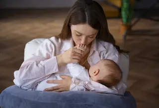 Perawatan silver nipple cups tergolong mudah. Setelah digunakan, bilas dengan air hangat lalu keringkan secara menyeluruh. Perak memang bisa berubah warna seiring waktu, tetapi hal tersebut tidak memengaruhi efektivitasnya. (foto/dok:freepik)