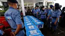 Sejumlah kotak berisi berkas yang dibawa Partai Demokrat saat mendaftarkan diri ke Komisi Pemilihan Umum (KPU) Jakarta, Senin (16/10). Partai Demokrat membawa 17 kotak berisi dokumen sebagai syarat pendaftaran. (Liputan6.com/JohanTallo)