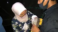 Salah seorang dokter hewan Taman Satwa Cikembulan, Garut, Jawa Barat tengah melakukan vaksinasi hewan pada salah satu burung peliharaan di sana. (Liputan6.com/Jayadi Supriadin)