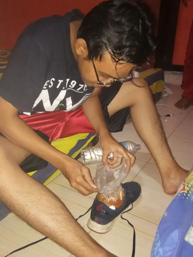 6 Potret Makan di Wadah Nyeleneh Karena Kepepet Ini Kocak