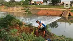 Ismail (67) bercocok tanam di sekitar bantaran Kanal Banjir Timur (KBT), Jakarta, Rabu (10/6/2020). Masa PSBB dimanfaatkan Ismail untuk bercocok tanam dengan menanam berbagai jenis rempah dan umbi-umbian yang hasilnya digunakan untuk konsumsi pribadi. (Liputan6.com/Immanuel Antonius)