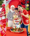Nagita Slavina dan Raffi Ahmad merayakan ulang tahun putra keduanya, Rayyanza Ahmad Malik. Ulang tahun yang ketiga ini dirayakan dengan tema Lightning McQueen dari film animasi Cars [@raffinagita1717]