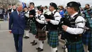 Pangeran Charles menyapa sekumpulan warga yang menyambutnya dengan pakaian dan kesenian tradisional di Nova Scotia, Kanada, Senin (19/5/14). (REUTERS/Mark Blinch)