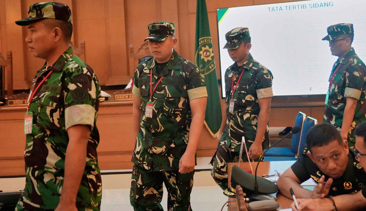Sidang perdana beragendakan pembacaan dakwaan oleh Oditur Militer, dihadiri langsung oleh keempat tersangka yang mengenakan seragam dinas lengkap. Keempat tersangka didakwa terlibat dalam penyiraman air keras terhadap Andrie Yunus pada Kamis 12 Maret 2026 malam, di Jalan Salemba I, Jakarta Pusat. Tampak dalam foto, empat oknum Tentara Nasional Indonesia (TNI), Sami Lakka, Nandala Dwi Prasetya, Budhi Hariyanto Widhi Cahyono, dan Edi Sudarko (kiri ke kanan), terdakwa penyerangan cairan asam terhadap aktivis Hak Asasi Manusia, Andrie Yunus, saat persidangan mereka di Pengadilan Militer II-08 Jakarta, Rabu 29 April 2026. (AP Photo/Tatan Syuflana)