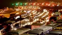 Kemacetan terjadi di pintu Tol Brebes Timur pada Jumat malam, 23 Desember 2016.