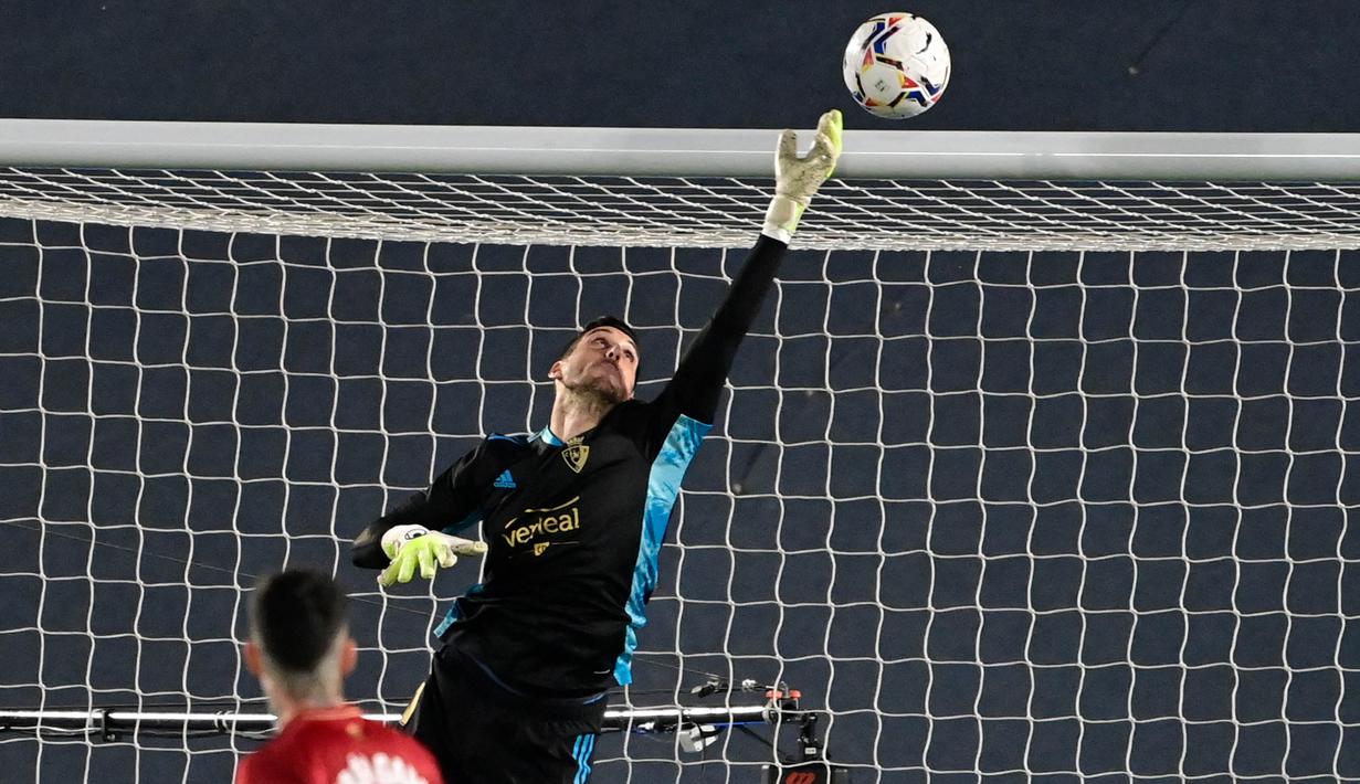 Sergio Herrera yang membuat penyelamatan spektakuler dengan ujung jarinya untuk menggagalkan tembakan Eden Hazard. (Foto: AFP/Javier Soriano)