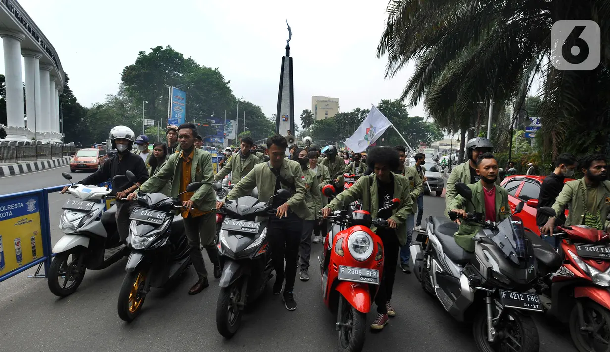 Puluhan Mahasiswa Universitas Djuanda mendorong motornya dari Tugu Kujang, Kota Bogor, Jawa Barat, Rabu (7/9/20222). Aksi demonstrasi juga dilakukan sejumlah elemen masyarakat di depan Istana Bogor dan gedung DPRD Kota Bogor.  (Merdeka.com/Arie Basuki)