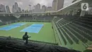 Petugas menyemprotkan cairan disinfektan pada bangku penonton di Lapangan Tennis Outdoor, Kompleks Olahraga GBK (Gelora Bung Karno), Senayan, Jakarta, Kamis (19/3/2020). Penyemprotan untuk mencegah penyebaran Virus Corona Covid-19 di Lingkungan Kompleks Olahraga GBK. (Liputan6.com/Herman Zakharia)