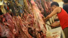 Pedagang daging sapi di pasar daging tradisional Palmerah, Jakarta, Senin (4/7). H-2 Idul Fitri 1437 H, harga kebutuhan daging sapi meroket dari Rp 130.000 menjadi 150.000 per kilogram. (Liputan6.com/Helmi Afandi)