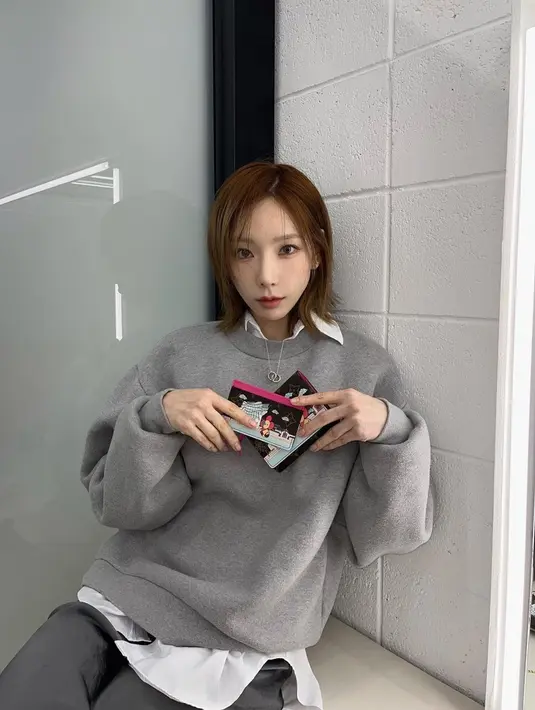 OOTD Taeyeon dengan konsep abu-abu ini bisa dijadikan inspirasi. Memadukan celana serta sweater abu-abu, pelantun INVU menambahkan kemeja berkerah sebagai detail. (Liputan6.com/IG/@taeyeon_ss)