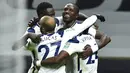 Para pemain Tottenham Hotspur merayakan gol yang dicetak oleh Moussa Sissoko ke gawang Brentford pada laga Piala Liga Inggris, di London, Rabu (06/01/2021). Spurs menang dengan skor 2-0. (Glyn Kirk/Pool via AP)