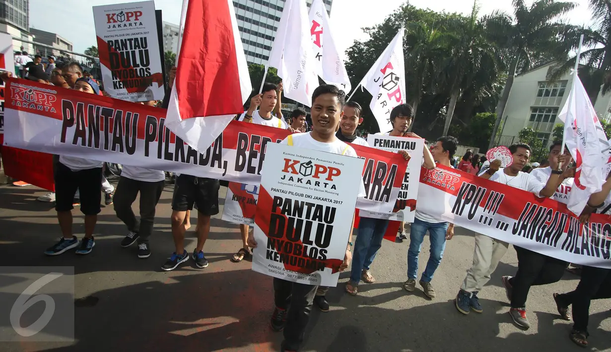 Massa Komite Independen Pemantau Pemilu melakukan aksi damai terkait Pilkada DKI Jakarta, Minggu (12/3). Aksi tersebut juga mendesak KPU dan Bawaslu lebih profesional, terutama permasalahan Daftar Pemilih Tetap (DPT). (Liputan6.com/Immanuel Antonius)