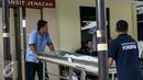 Petugas kedokteran forensik Polri melakukan persiapan jelang kedatangan jenazah korban heli TNI di RS Polri, Jakarta, Senin (21/3). 13 peti jenazah dipersiapkan untuk korban jatuhnya helikoter TNI di Poso. (Liputan6.com/Yoppy Renato)