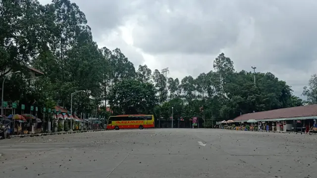 Suasana Terminal Poris Plawad Kota Tangerang di hari pertama pelarangan mudik, Jumat (24/4/2020).