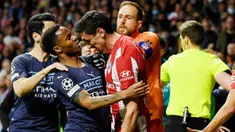 Keributan antar pemain pecah pada laga Atletico Madrid vs Manchester City saat leg kedua babak perempat final Liga Champions 2021/2022 di Stadion Wanda Metropolitano, Madrid, Spanyol, Kamis (14/4/2022). (AFP/Oscar Del Pozo)