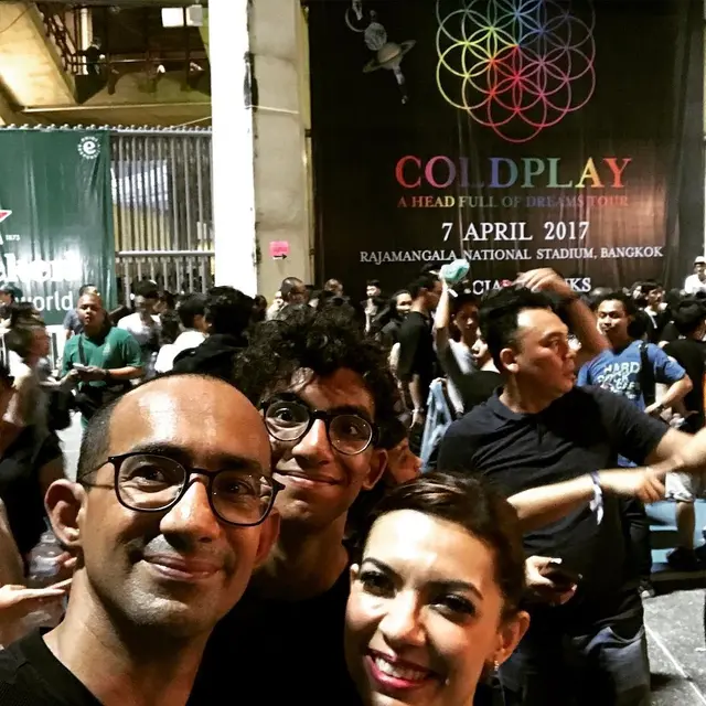 Najwa Shihab, bersama Ibrahim Sjarief Assegaf dan sang putra, kompak berada di Rajamangala Stadium, Thailand, untuk menikmati konser Coldplay. (Foto: Instagram/@isassegaf)