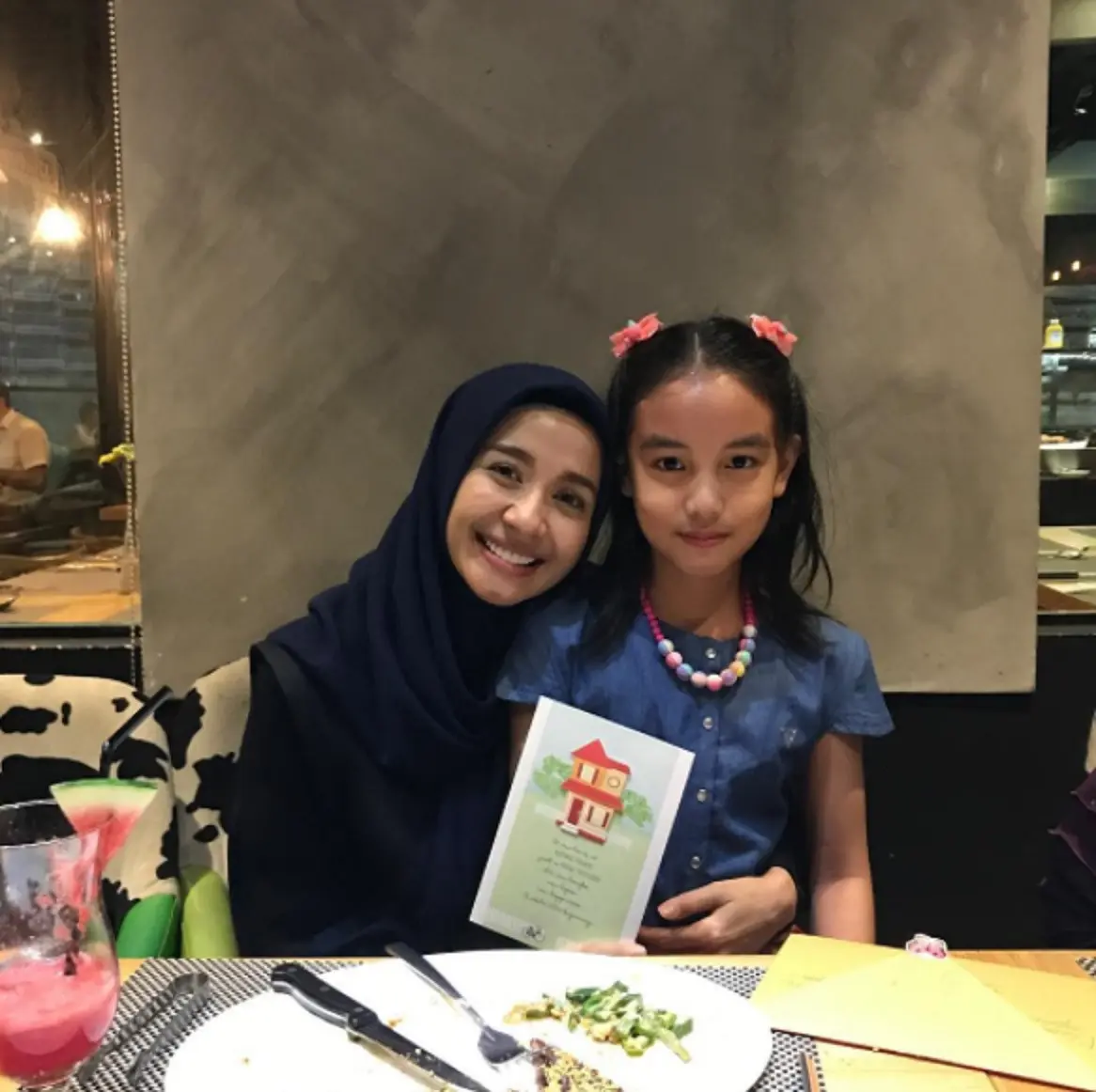 Pertemuan pertama Laudya Cynthia Bella dengan Aleeysa, anak Engku Emran di Kuala Lumpur pada 15 Juli 2017. (Instagram @iamkumbre)