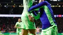 Keunggulan Barcelona atas Atletico de Madrid bertambah lewat gol kedua Ferran Torres di menit ke-90+8. Kemenangan ini membuat Barcelona kembali ke posisi puncak klasemen dengan 60 poin dari 27 pertandingan. (OSCAR DEL POZO/AFP)