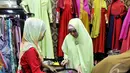  Oki Setiana Dewi melayani seorang pembeli yang datang ke toko busana muslim miliknya, Jakarta, Selasa (13/1/2015). (Liputan6.com/Faisal R Syam)