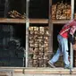 Pekerja merapikan tumpukan kayu di toko bangunan Cahaya Makmur, Depok, Jawa Barat, Kamis (15/9/2022). Harga bahan bangunan mengalami kenaikan terkait kenaikan harga bahan bakar minyak (BBM) bersubsidi. (Liputan6.com/Herman Zakharia)
