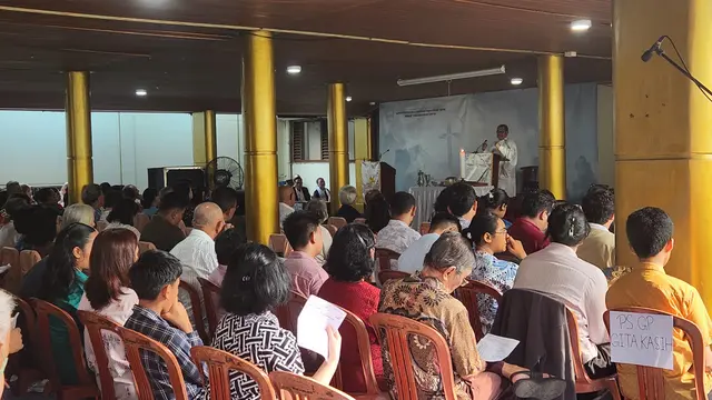 Suasana peribadatan pada ibadah Kenaikan Yesus Kristus di GBI Eben Haezer, Depok.