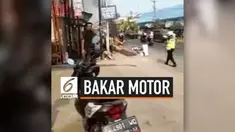 Kesal karena ditilang Polisi, seorang anak kecil membakar motornya sendiri. Peristiwa ini menarik perhatian warga setempat, dan api yang membakar motornya dipadamkan oleh warga.