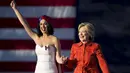 Katy Perry (kiri) bersama Kandidat Presiden AS, Hillary Clinton saat kampanye di Des Moines , Iowa , Sabtu (24/10/ 2015). Kehadiran Katy Perry membuat kampanye Hillary disambut dengan antusias oleh warga.  (REUTERS / Scott Morgan)