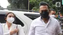 Musikus I Gede Ary Astina alias Jerinx didampingi istrinya, Nora Alexandra, tiba di Polda Metro Jaya, Jakarta, Sabtu (14/08/2021). Kedatangan Jerinx untuk menghadiri proses mediasi dengan pegiat media sosial Adam Deni terkait kasus dugaan pengancaman yang menjeratnya. (Liputan6.com/Herman Zakharia)