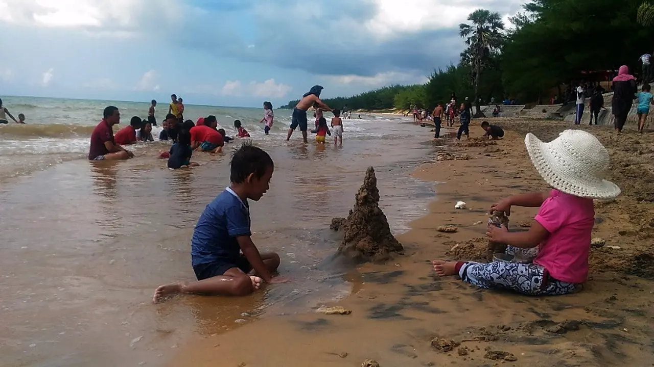  Pantai Slopeng di Kabupaten Sumenep, Madura, sebelumnya terkenal dengan ciri khas keindahan hamparan gunung pasir. (Liputan6.com/Mohamad Fahrul)