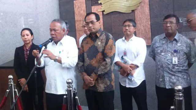 Menteri PUPR Basuki Hadimuljono memberikan keterangan usai melakukan pertemuan dengan Menteri BUMN Rini Soemarno dan Menteri Perhubungan Budi Karya Sumadi, Selasa (20/2/2018). (Maul/Liputan6.com)