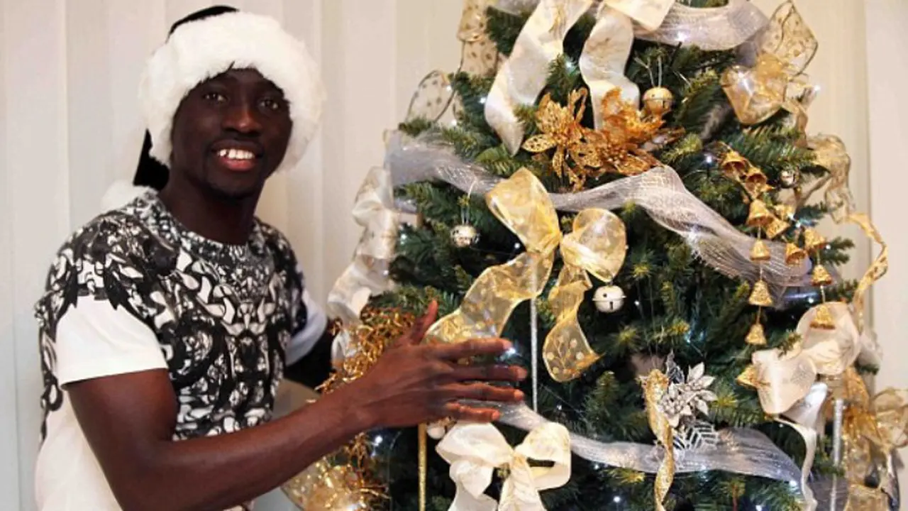 Papiss Cisse Jadi Santa Claus (Daily Mail)