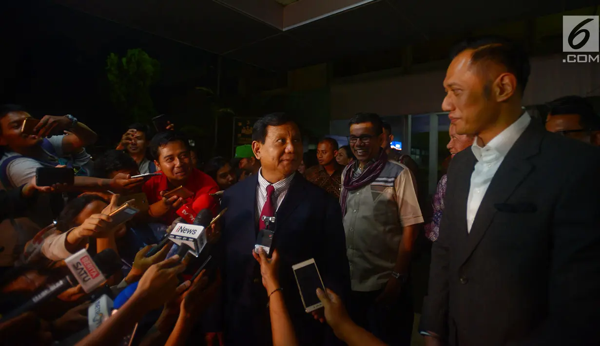 Ketum Partai Gerindra Prabowo Subianto (kiri) dan Agus Harimurti Yudhoyono (AHY) memberi keterangan usai menjenguk Ketum Partai Demokrat Susilo Bambang Yudhoyono (SBY) di RSPAD, Jakarta, Rabu (18/7). SBY dirawat karena kelelahan. (Merdeka.com/Imam Buhori)