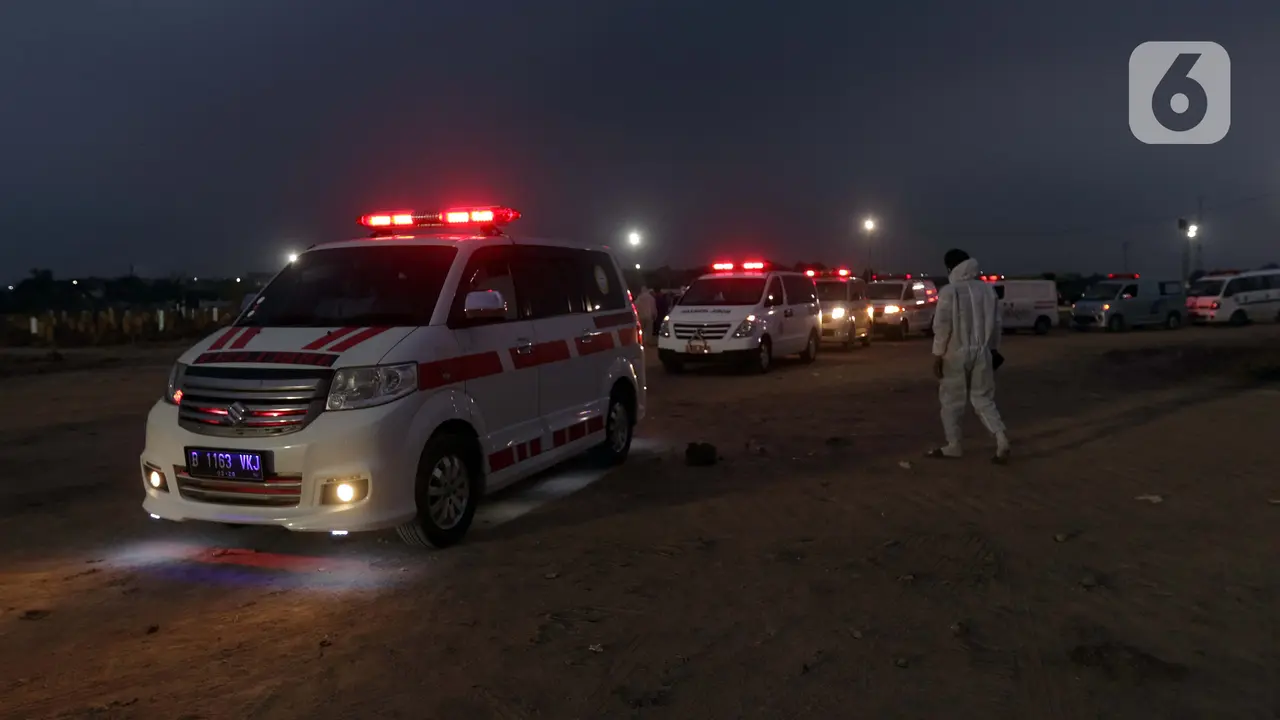 FOTO: Antrean Mobil Jenazah dengan Protokol COVID-19 di TPU Rorotan