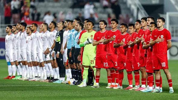 Para pemain starting XI Timnas Indonesia U-23 (kanan) berbaris menyanyikan lagu kebangsaan Indonesia Raya jelang dimulainya laga ketiga Grup A Piala Asia U-23 2024 menghadapi Yordania U-23 di Abdullah bin Khalifa Stadium, Doha, Qatar, Minggu (21/4/2024). (AFP/Karim Jaafar)