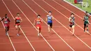 Sprinter Indonesia, Lalu Muhammad Zohri (kedua kiri) saat lari nomor 100 meter putra pada final atletik Asian Games 2018 di Stadion Utama GBK, Jakarta (26/8). Lalu Muhammad Zohri finis diurutan ketujuh. (Liputan6.com/Fery Pradolo)