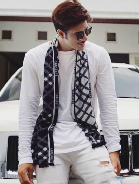 Gayanya begitu fashionable ketika memedukan kaos puih dan jeans putih serta kacamta hitam. Ditambah aksesoris craft bercorak, penampilan aktor berusia 27 tahun ini trendi banget. (Liputan6.com/IG/@ammarzoni)