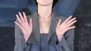 Dengan rambut barunya, Song Hye Kyo juga nampak percaya diri dengan makeup minimalis [@kyo1122]