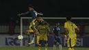 Gelandang PSIS Semarang, Heru Setyawan, duel udara dengan gelandang Bhayangkara FC, Wahyu Subo, pada laga Piala Indonesia di Stadion PTIK, Jakarta, Selasa (19/2). Bhayangkara FC bermain imbang 1-1 melawan PSIS. (Bola.com/Yoppy Renato)