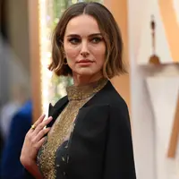 Aktris Natalie Portman menghadiri ajang Academy Awards ke-92 atau Oscar 2020 yang digelar di Dolby Theatre, Los Angeles, Minggu (9/2/2020). Salah satu artis penampilan yang mencuri perhatian dalam red carpet Oscar kali ini adalah Natalie Portman. (Robyn Beck/AFP)