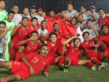 Pemain Timnas Indonesia merayakan gelar juara Piala AFF U-22 2019 setelah mengalahkan Thailand pada laga final di Stadion National Olympic, Phnom Penh, Selasa (26/2). Indonesia menjadi juara setelah mengalahkan Thailand 2-1. (Bola.com/Zulfirdaus Harahap)