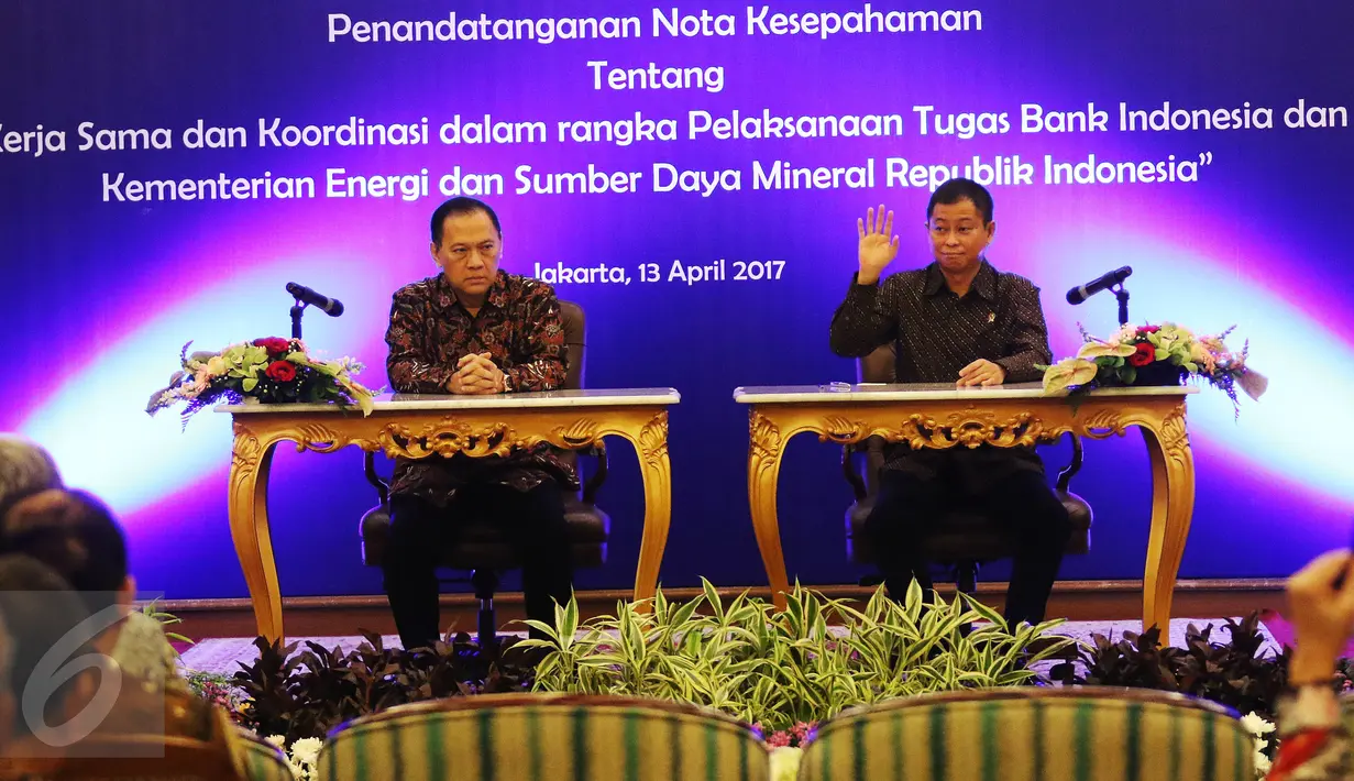 Agus Martowardojo dan Ignasius Jonan sebelum perjanjian kerjasama di Jakarta, Kamis (13/4). BI dan Kementerian ESDM memperluas kerjasama yang mencakup peningkatan keuangan inklusif. (Liputan6.com/Angga Yuniar)