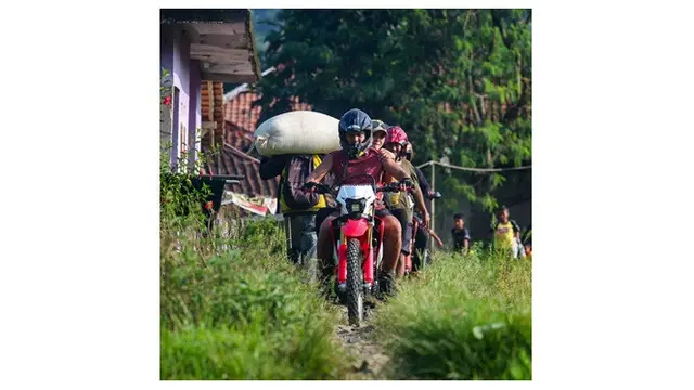 7 Potret Ibnu Jamil dan Ririn Ekawati saat Touring dengan Motor Trail, Seru Banget