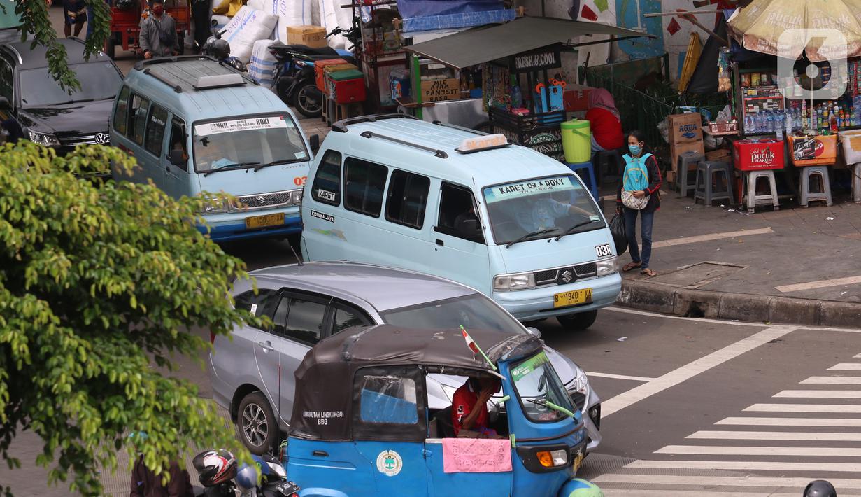 Pengemudi angkot menunggu penumpang di kawasan Stasiun Tanah Abang, Jakarta, Kamis (7/1/2021). Pemerintah akan melakukan pembatasan kapasitas dan operasional transportasi umum seiring diterapkannya kebijakan Pembatasan Kegiatan Masyarakat (PKM) di Jawa dan Bali. (Liputan6.com/Angga Yuniar)