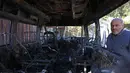 Dalam beberapa hari terakhir, serangan, yang mencakup pembakaran rumah dan mobil serta fisik terhadap warga sipil, menyebabkan puluhan orang terluka. Tampak dalam foto, seorang pria Palestina memeriksa kendaraan yang rusak akibat serangan oleh pemukim Israel di desa Jabaa dekat Bethlehem, di Tepi Barat yang diduduki, pada Selasa 18 November 2025. (AHMAD GHARABLI/AFP)