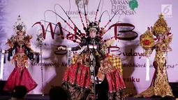 Finalis Puteri Indonesia asal Jambi tampil dengan busana daerah pada Malam Bakat Seni dan Budaya Puteri Indonesia 2018, Jakarta, Selasa (6/3). Para finalis tampil anggun dan cantik dengan busana yang dirancang desainer lokal. (Liputan6.com/Faizal Fanani)