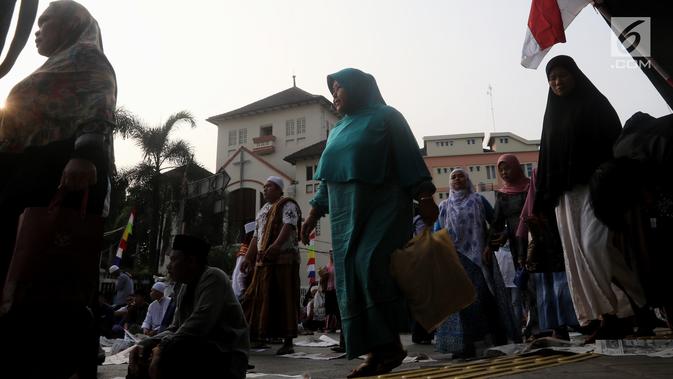 Jemaah bubar usai melaksanakan salat Idul Adha 1439 H di Monumen Perjuangan Jatinegara, Jakarta Timur, Rabu (22/8). (Liputan6.com/JohanTallo)