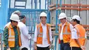 Presiden Joko Widodo (tengah) meninjau lokasi pembangunan Light Rail Trail (LRT)  zona 1 di Bandar Udara Sultan Mahmud Badaruddin II, Palembang, Sumatera Selatan, Kamis (3/3/2016). (Biro Komunikasi Kemenhub/Daniel Pietersz)